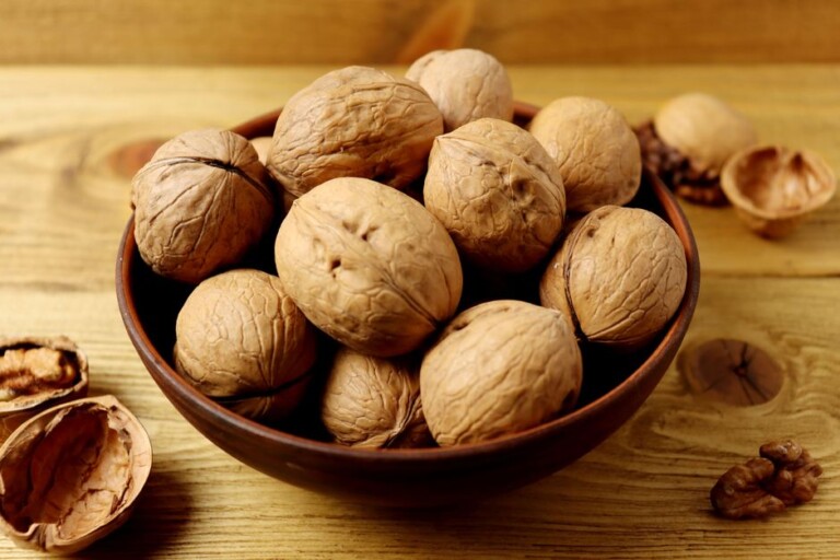 الماء الميسيلار: هل يغني عن غسول الوجه؟